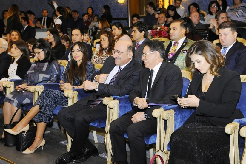 Leyla Əliyeva “Balaca şahzadə” əsərinin motivləri əsasında hazırlanan tamaşanın premyerasına baxıb