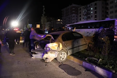 Türkiyədə toy karvanında 8 avtomobil toqquşub, 22 nəfər yaralanıb