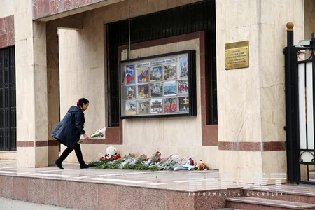 ​Жители Баку несут цветы к посольству России - ФОТО