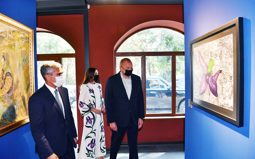 İlham Əliyev və Mehriban Əliyeva Heydər Əliyev Fondu tərəfindən Şuşada təşkil edilən sərgilərlə tanış olublar