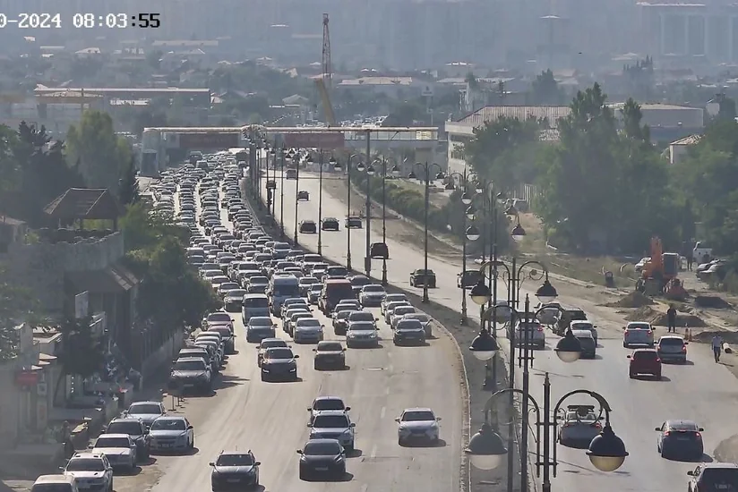 Bakının bəzi yollarında tıxac yaranıb - SİYAHI