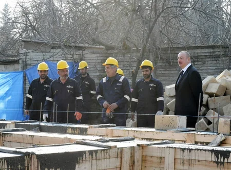 Prezident Ağsuda zəlzələnin nəticələrinin aradan qaldırılması ilə bağlı görülən işlərlə yerində tanış olub