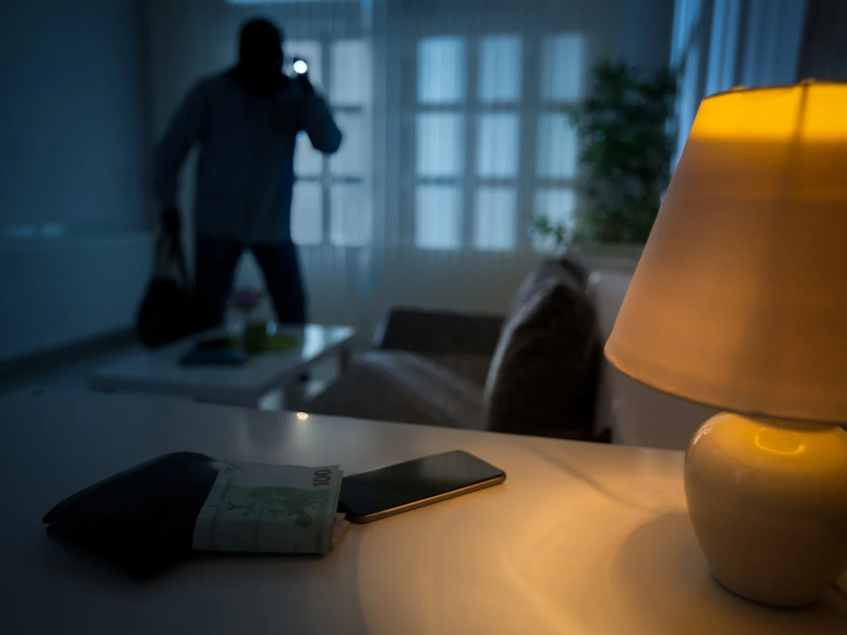 Bakıda evlərdən 13 min manatlıq oğurluq edildi