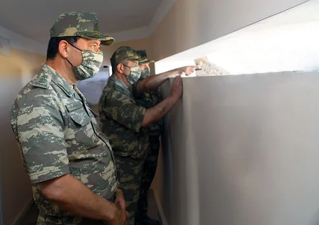 Zakir Həsənov ön xəttdə olub, düşmənin mövqelərini müşahidə edib