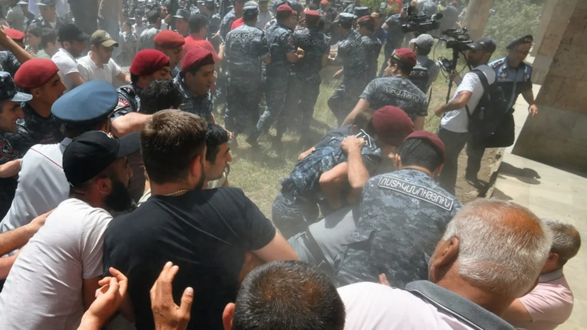 Ermənistanda etiraz aksiyalarında zorakılıq halları artıb