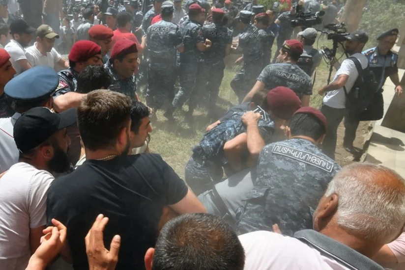 Ermənistanda etiraz aksiyalarında zorakılıq halları artıb