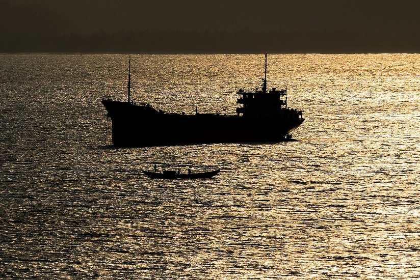 İran BƏƏ-yə hərəkət edən tankeri saxlayıb