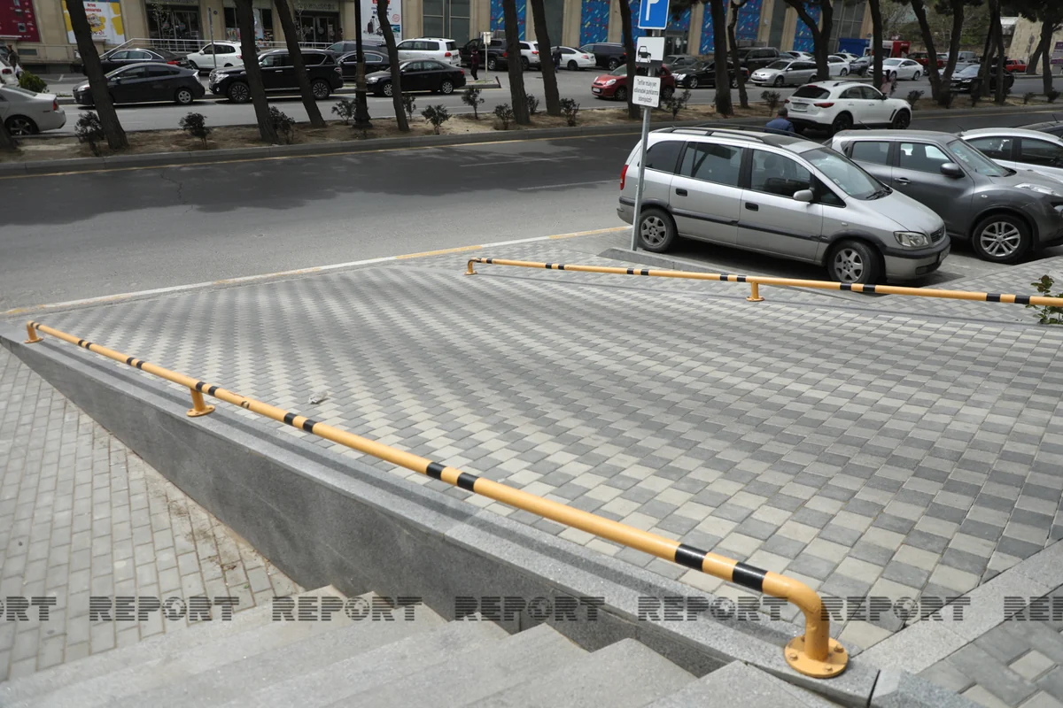 Piyadaları avtomobil yoluna çıxmağa məcbur edən təhlükə - VİDEO