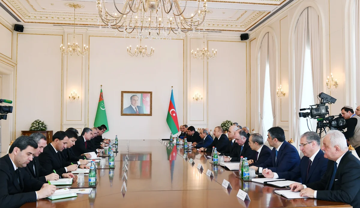 Azerbaijani, Turkmen presidents hold expanded meeting
