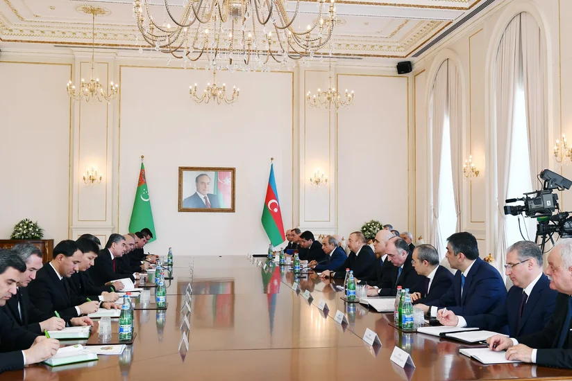 Azerbaijani, Turkmen presidents hold expanded meeting
