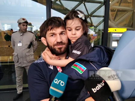 Avropa çempionatında 6 medal qazanan yunan-Roma güləşçiləri Vətənə qayıdıblar