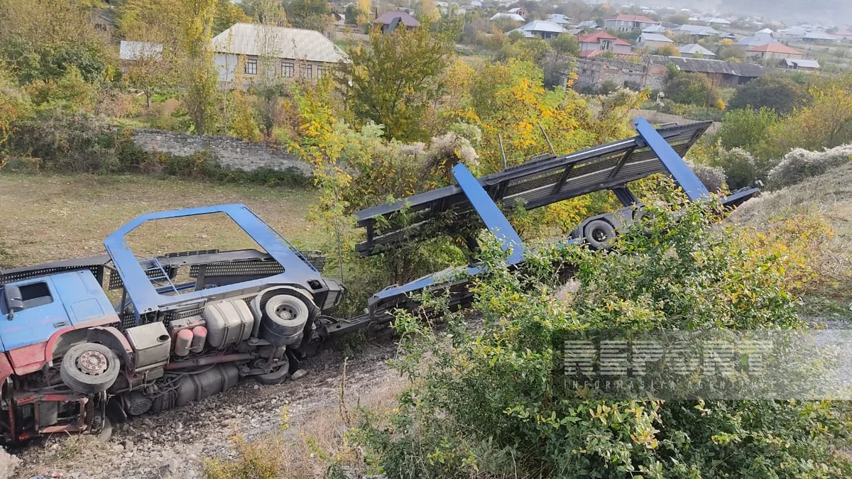 Şəkidə “TIR” dərəyə aşıb