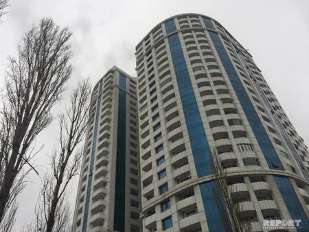 Bakıda çoxmərtəbəli yaşayış binası yanır, bir ailə 14-cü mərtəbədə qalıb - VİDEO - YENİLƏNİB-2