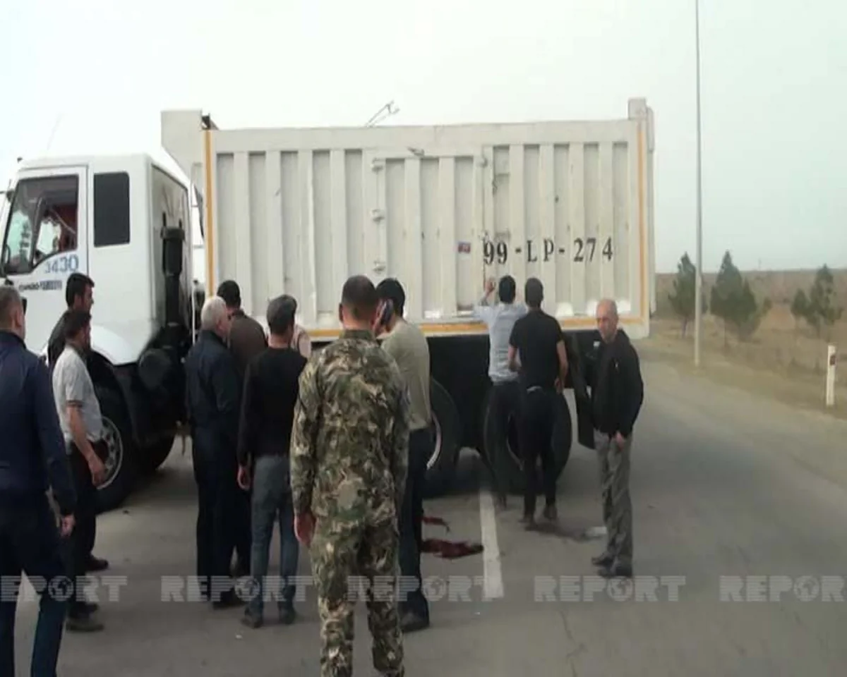 Yevlaxda motosikletlə yük maşını toqquşub, ölən var