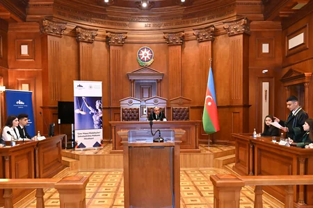 “Gənc Hüquq Müdafiəçiləri” səhnələşdirilmiş məhkəmə müsabiqəsinin final mərhələsi keçirilib