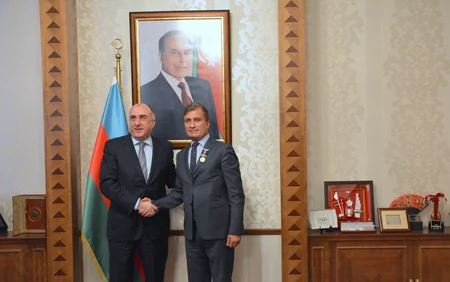 Elmar Məmmədyarov Türkdilli Dövlətlərin Əməkdaşlıq Şurasının baş katibinə medal təqdim edib