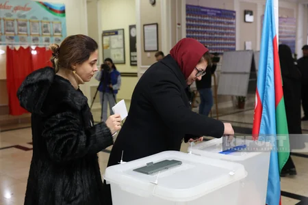 Paytaxtdakı seçki məntəqələrində seçici fəallığı davam edir - FOTOREPORTAJ