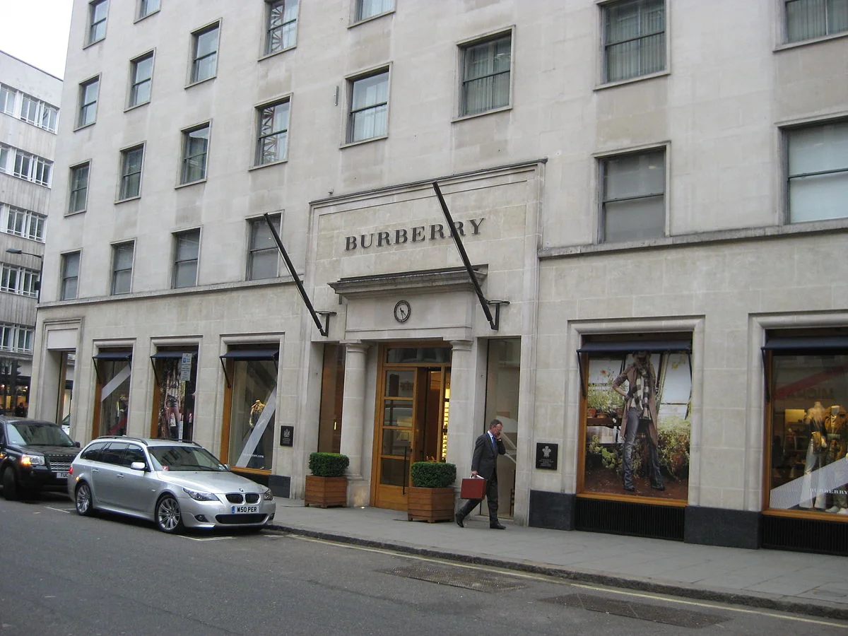 Акции Burberry обвалились на 10% на новости об уходе гендиректора