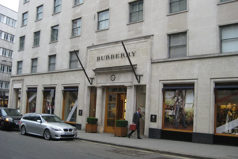 Акции Burberry обвалились на 10% на новости об уходе гендиректора