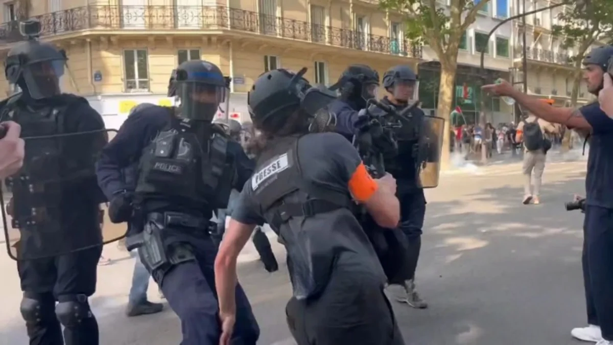 Fransada qanunun aliliyinin ölümü:  polis jurnalistlərə güc tətbiq etdi