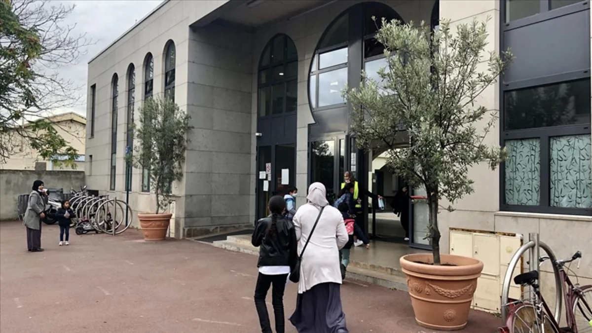 Fransada eyni gündə iki məscidə hücum olub