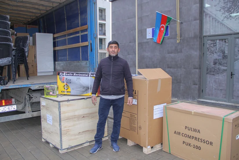 Füzuliyə köçürülən bir qrup şəxsə avadanlıqlar təqdim edilib