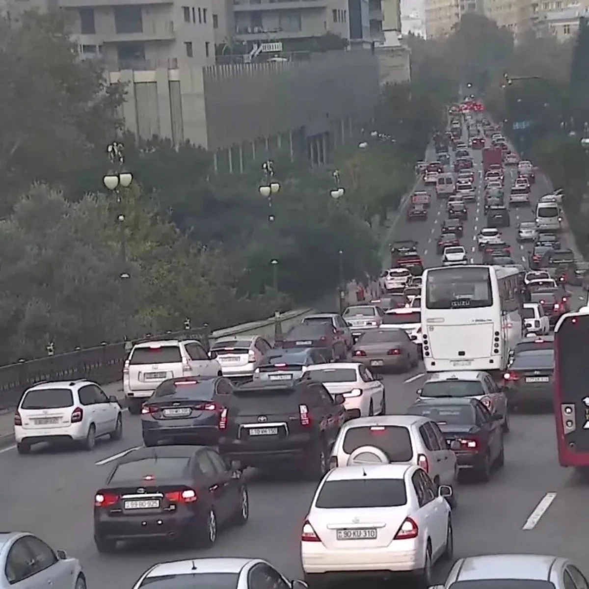 Bakının bu küçə və prospektlərində nəqliyyatın sıxlığı müşahidə olunur