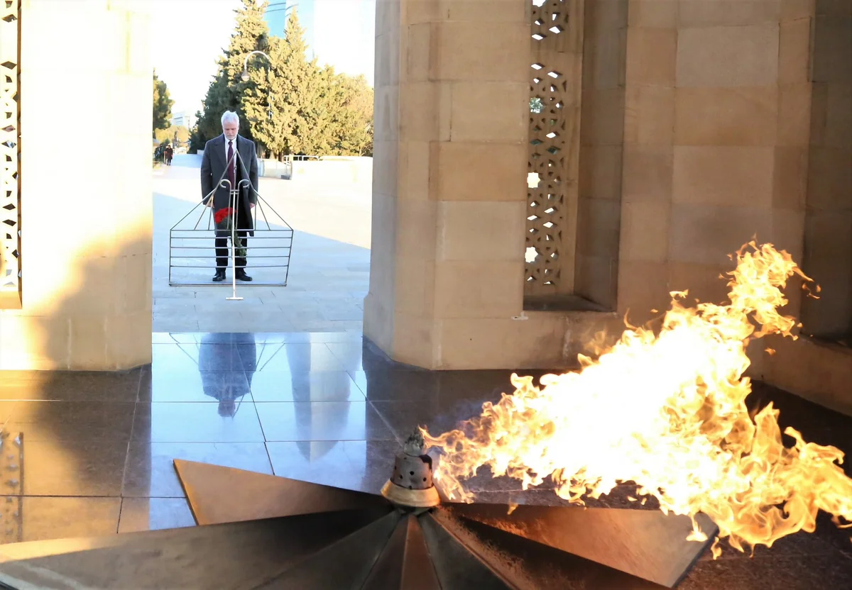 Посол США посетил Аллею шехидов