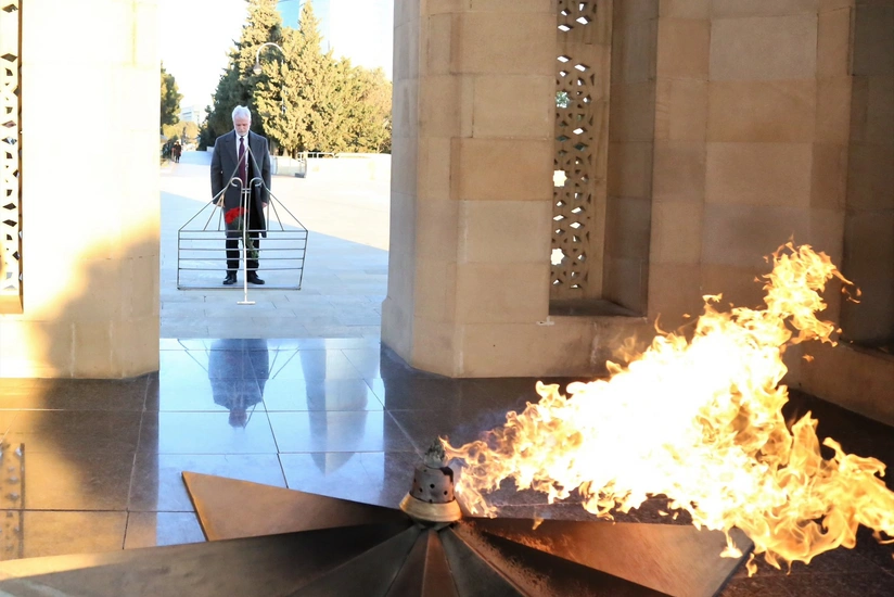 ABŞ-nin səfiri Şəhidlər xiyabanını ziyarət edib