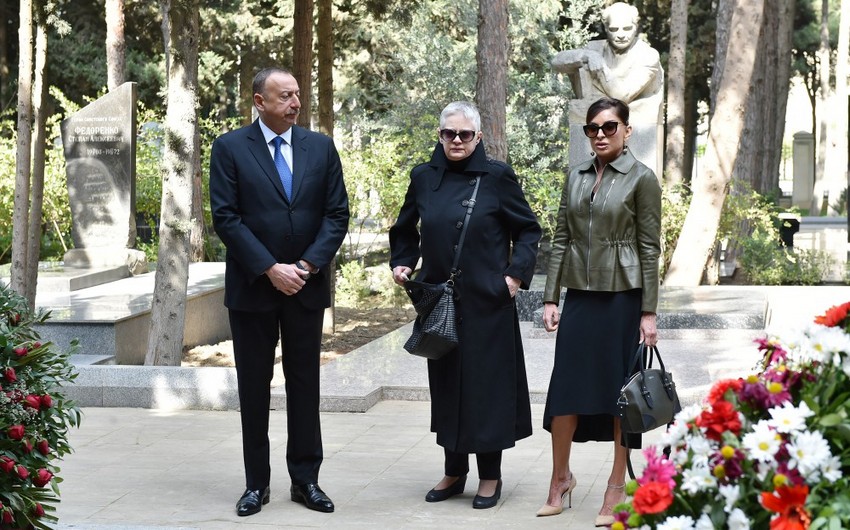 Prezident İlham Əliyev Maqsud İbrahimbəyovun məzarını ziyarət edib