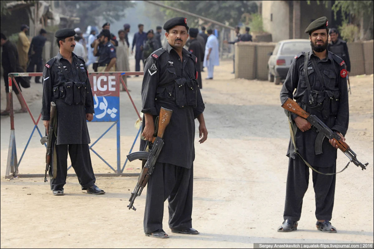 Pakistan Əfqanıstanla sərhədə hərbçiləri yerləşdirir