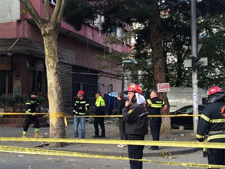 Tbilisidə yaşayış binasında partlayış olub, xəsarət alanlar var - FOTO