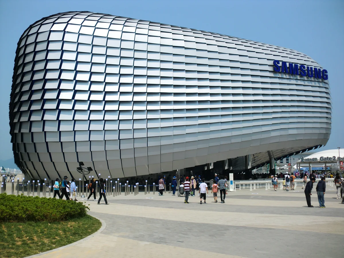 Чистая прибыль Samsung выросла почти на половину