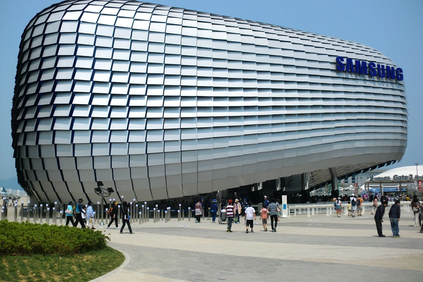 Чистая прибыль Samsung выросла почти на половину