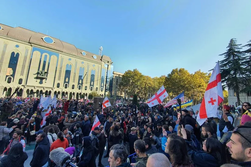 Tbilisidə etirazçılar Gürcüstan parlamenti ətrafında barrikadalar qurublar - FOTO  - YENİLƏNİB-5