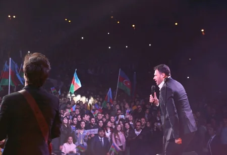 Heydər Əliyev Mərkəzinin parkında Müstəqillik Günü münasibətilə konsert olub