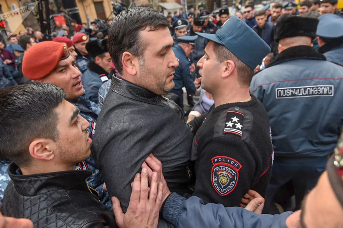 Ermənistanın Baş Prokurorluğu qarşısında toqquşmalar olub, saxlanılanlar var
