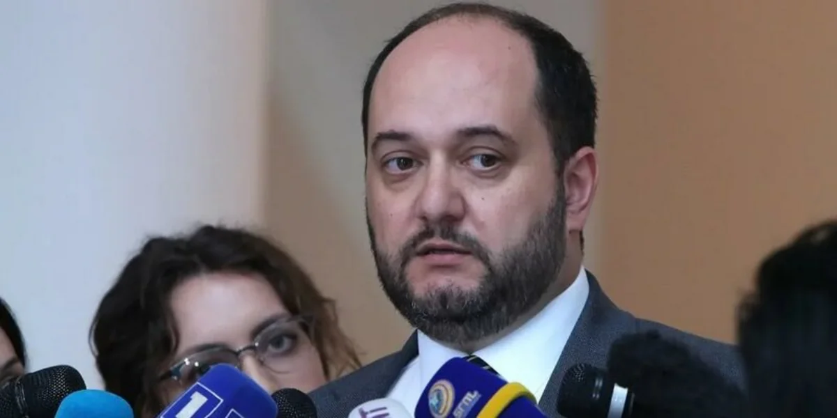 Пашинян уволил главу аппарата премьера