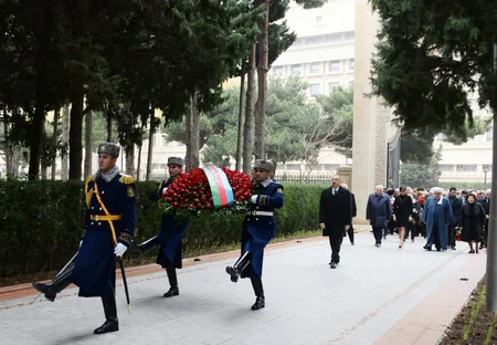 Prezident İlham Əliyev ümummilli lider Heydər Əliyevin məzarını ziyarət edib