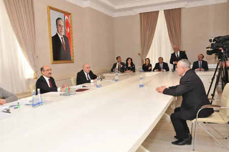 Əbülfəs Qarayev Xırdalanda vətəndaşlarla görüşüb