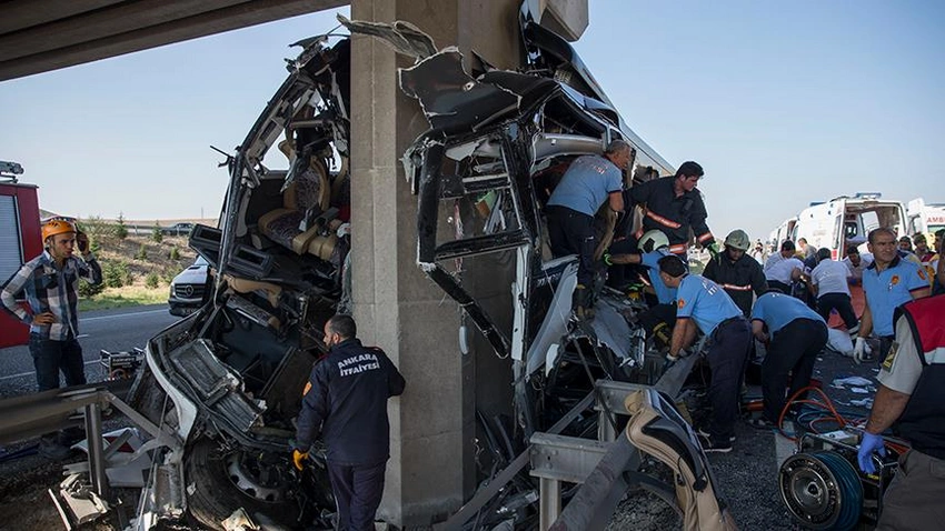 Türkiyədə sərnişin avtobusu körpüyə çarpılıb, 5 nəfər ölüb, çoxlu sayda sərnişin yaralanıb