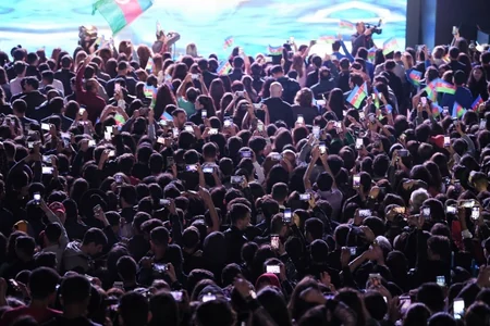 Heydər Əliyev Mərkəzinin parkında Müstəqillik Günü münasibətilə konsert olub