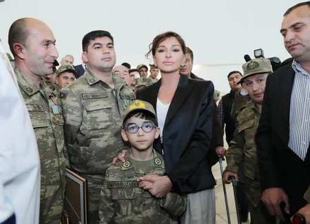 Мехрибан Алиева встретилась с военными, обеспеченными Фондом Гейдара Алиева высокотехнологичными протезами - ФОТО