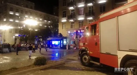 Bakının mərkəzindəki Şaurmada yanğın olub, işçilər təxliyyə edilib - FOTO - VİDEO