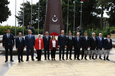 Türkiyə parlamentinin sədri Heydər Əliyevin məzarını, Şəhidlər Xiyabanını və Türk Şəhidliyini ziyarət edib - YENİLƏNİB