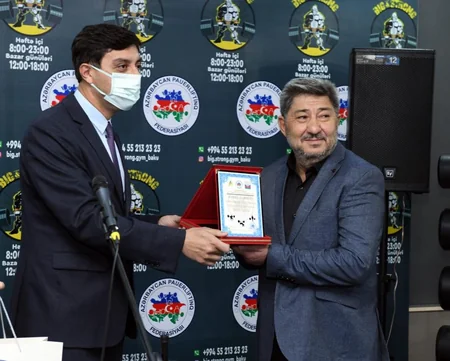 Fərid Qayıbov bazanın açılışında iştirak edib, şəhidin atasına plaket verib
