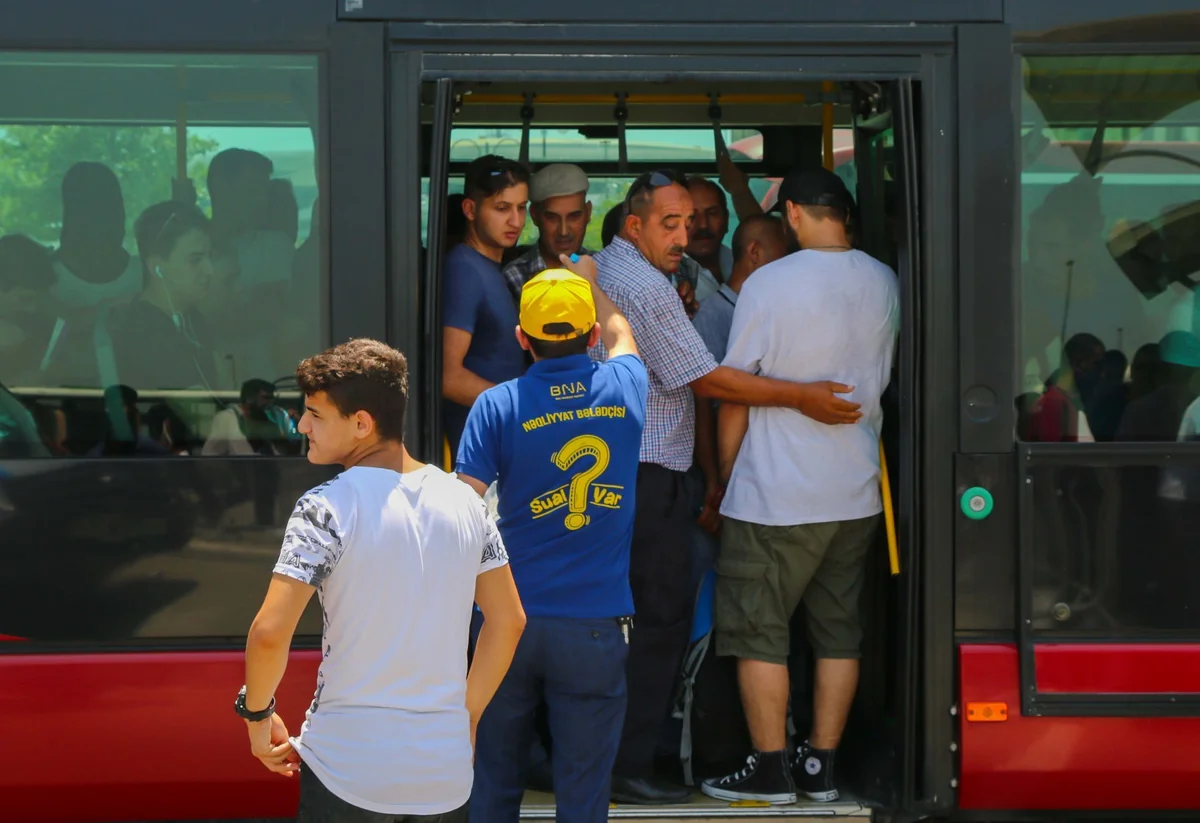 Bakı Nəqliyyat Agentliyinin əməkdaşları sərnişinlərə su paylayıblar