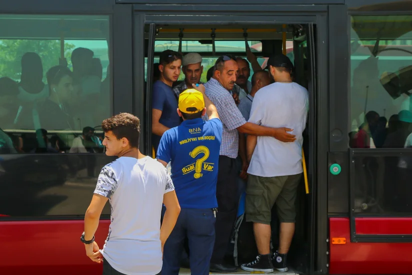 Bakı Nəqliyyat Agentliyinin əməkdaşları sərnişinlərə su paylayıblar