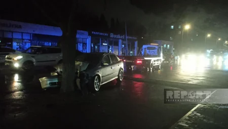 Sumqayıtda avtomobil ağaca çırpılıb, xəsarət alanlar var