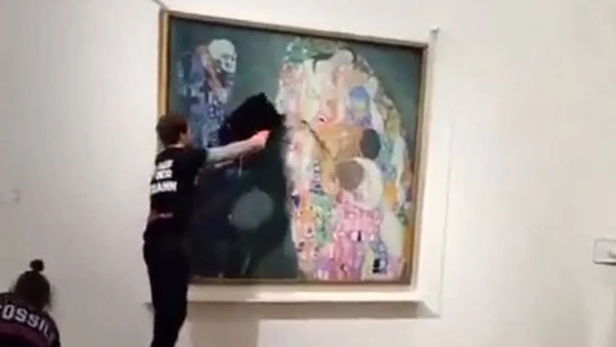 Climate activists attack glass screen protecting Klimt painting in Vienna